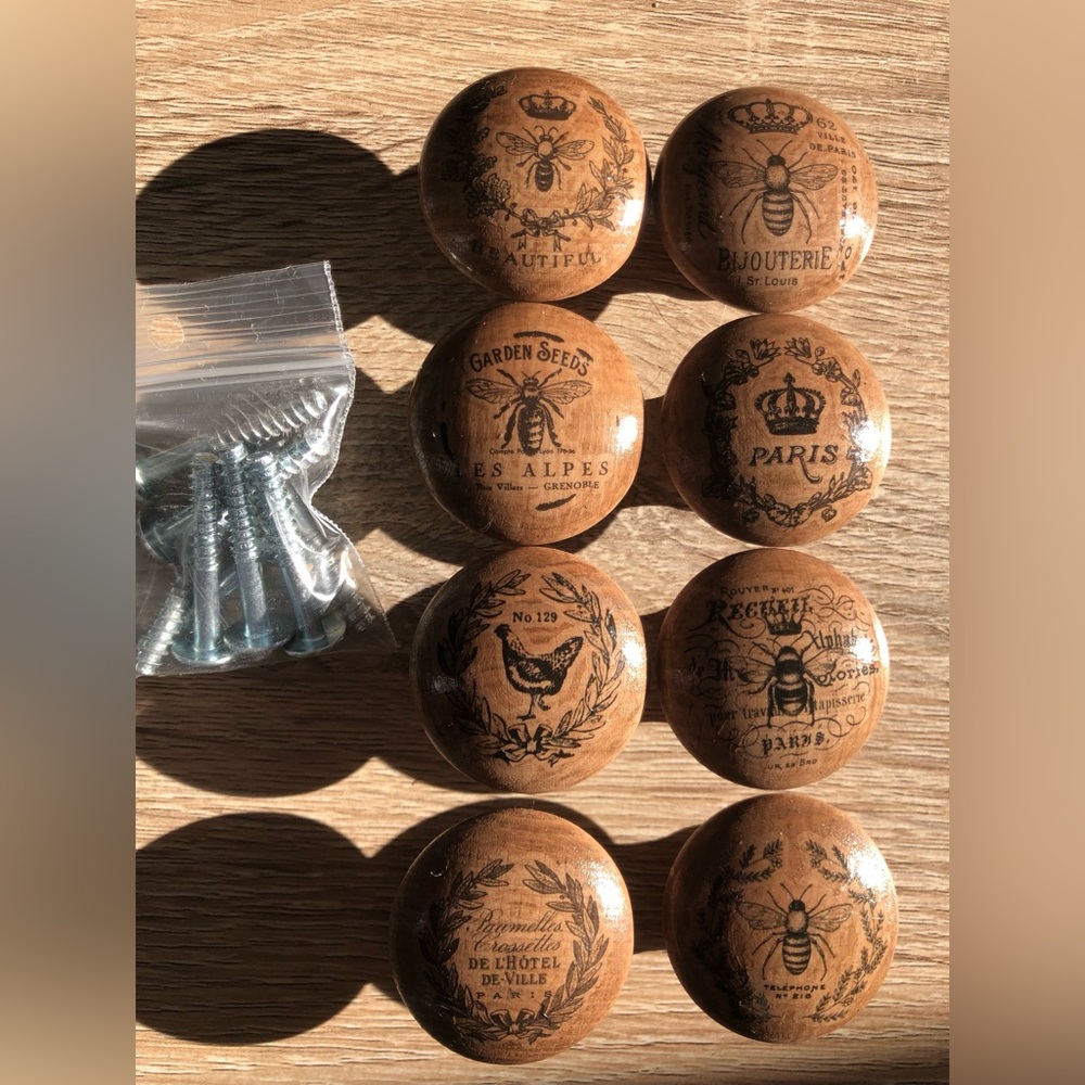 Set of 8 drawer pulls /knobs